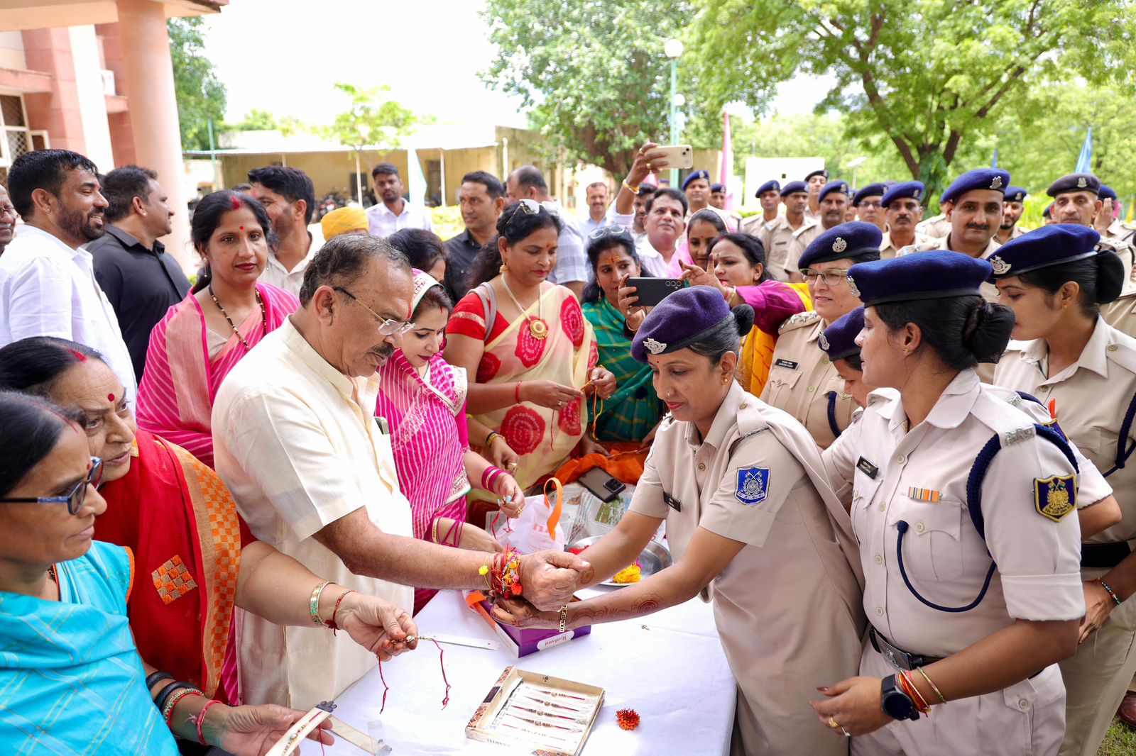 विधानसभा अध्यक्ष वासुदेव देवनानी ने जवानों के साथ मनाया रक्षा पर्व